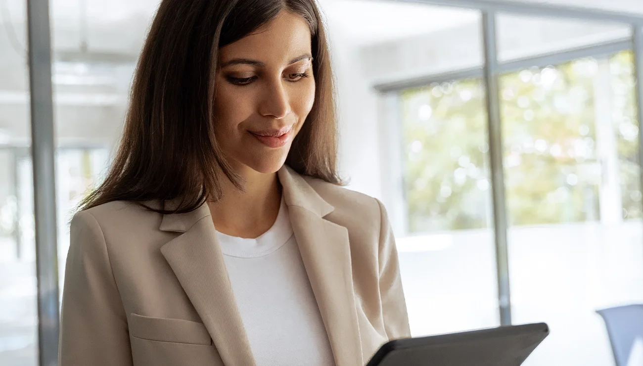 Vrouw kijkt naar een tablet