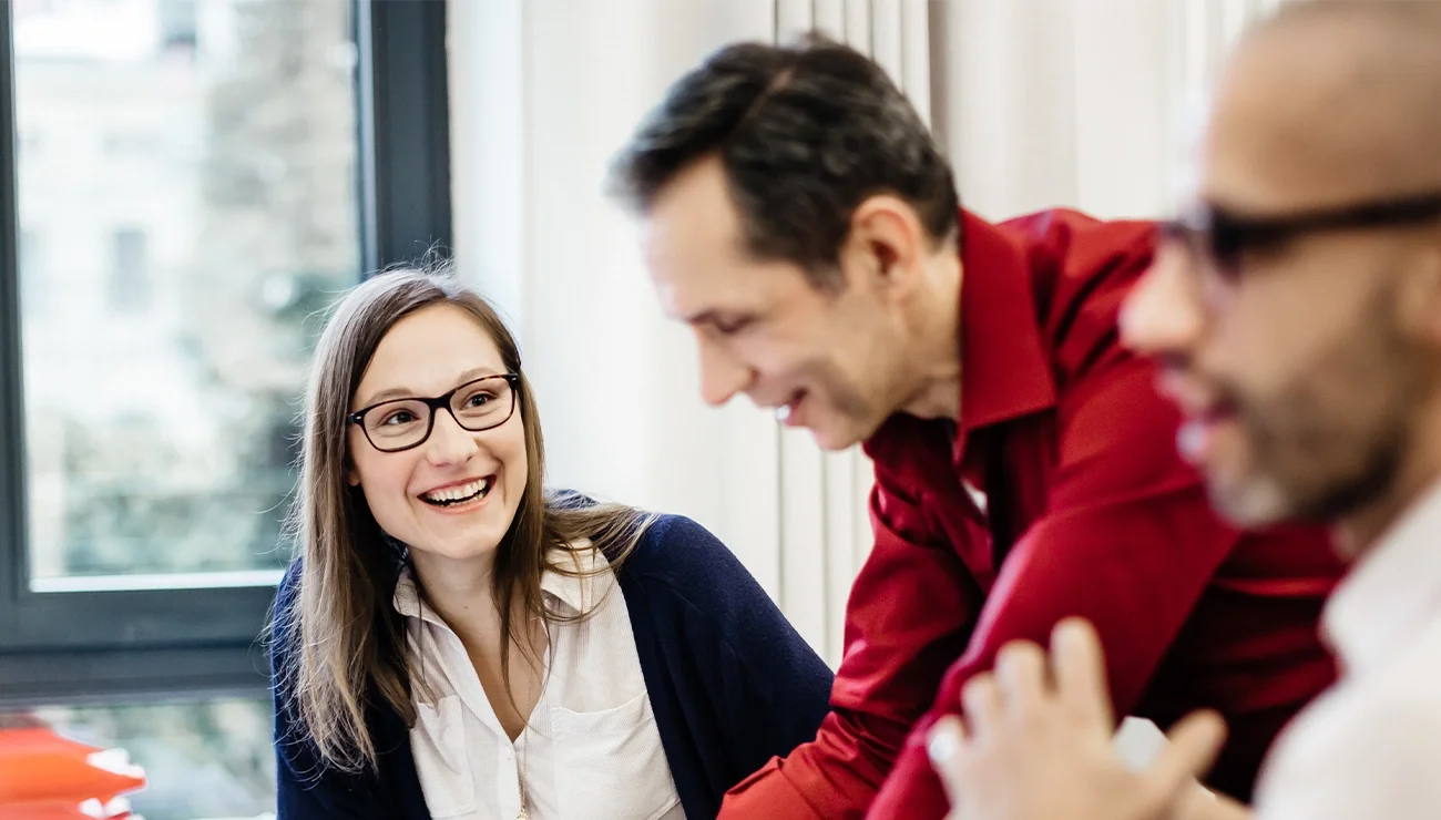 Drie collega’s zitten samen in overleg