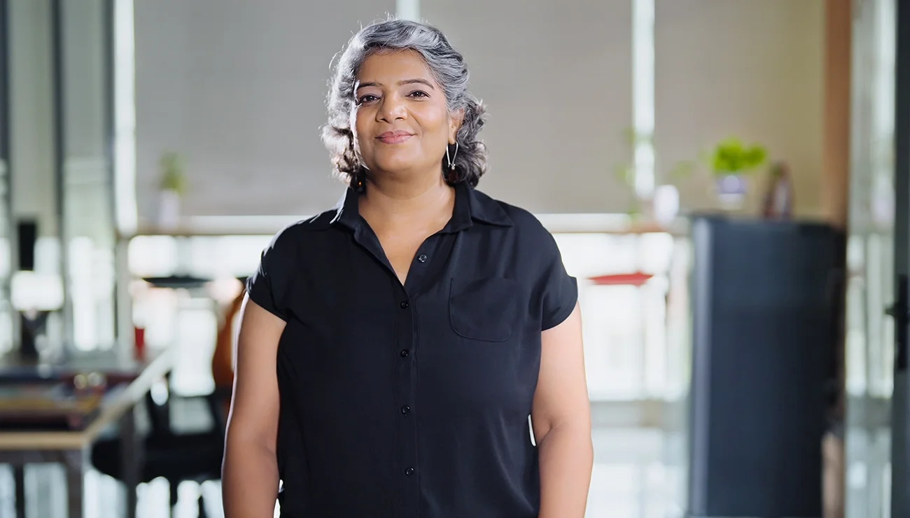 Vrouw die inspirerend kijkt