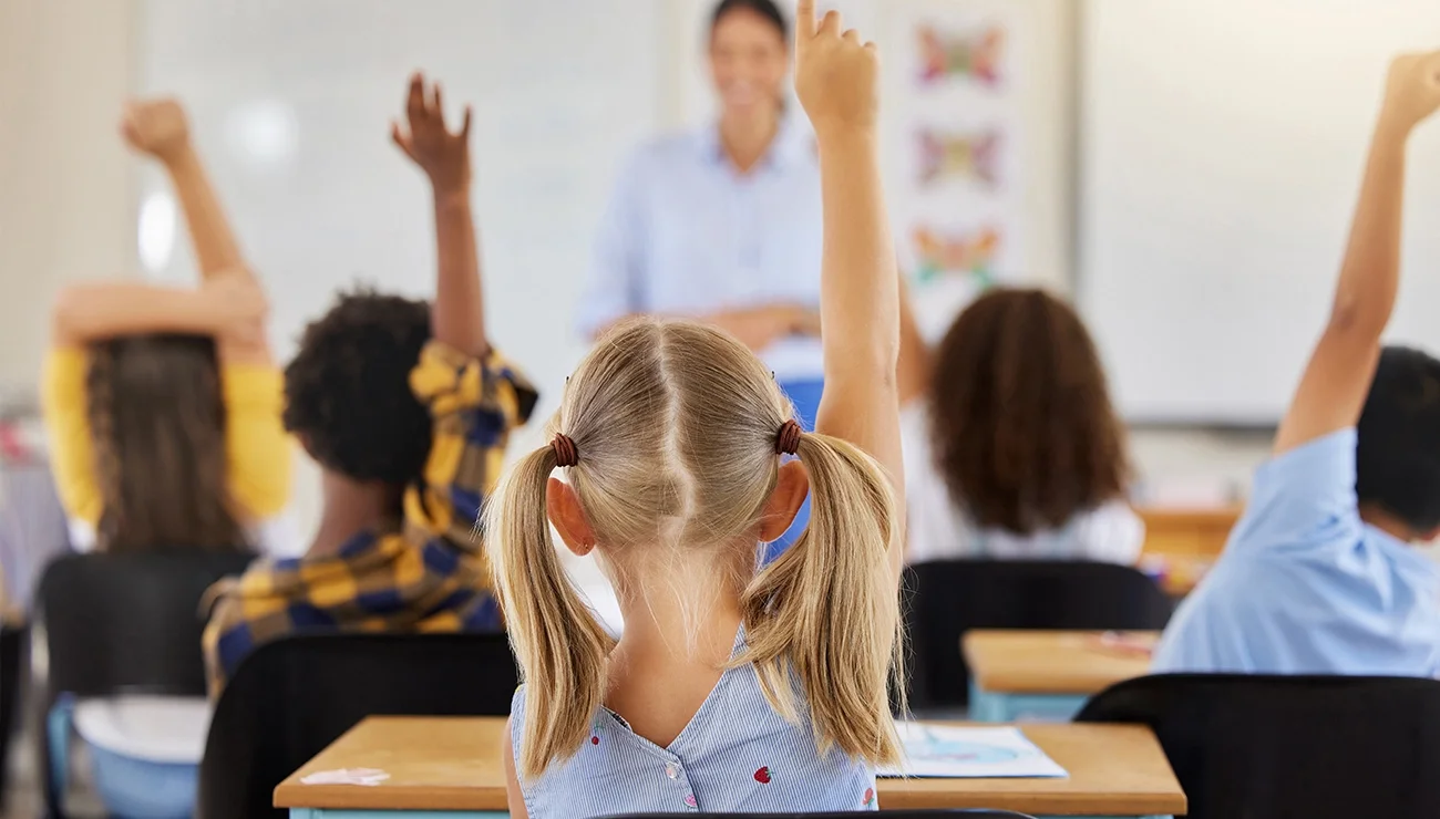 Klas, kinderen steken hun vinger op