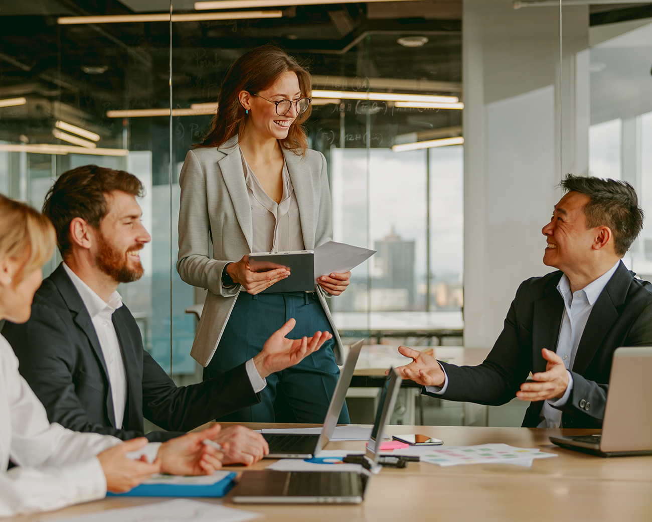 Meeting met blije mensen in een kantoorpand