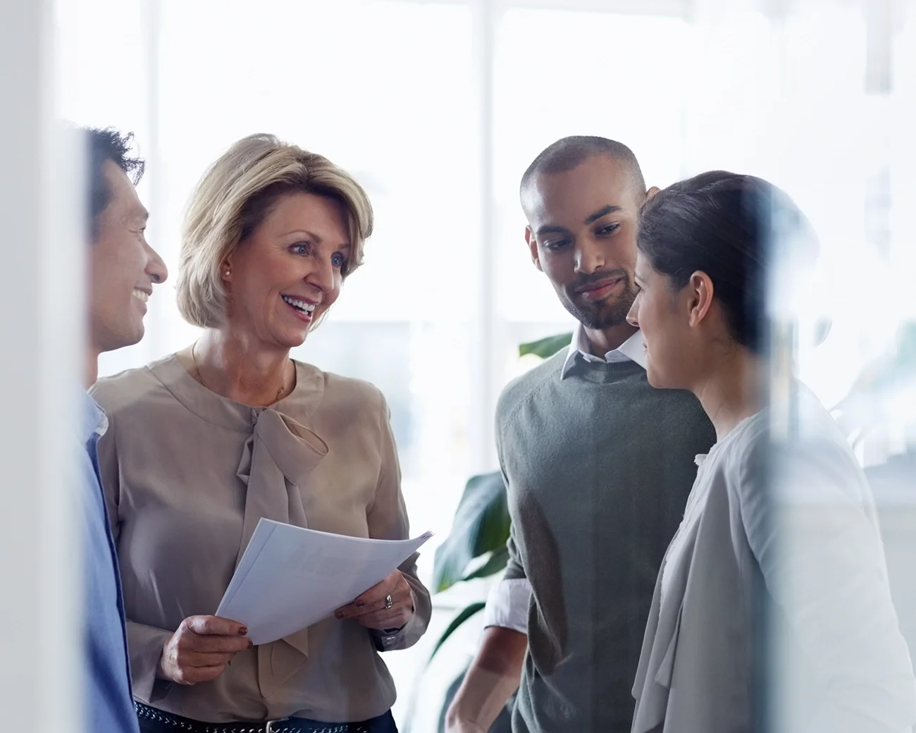Groep lachende mensen in kantoorsetting