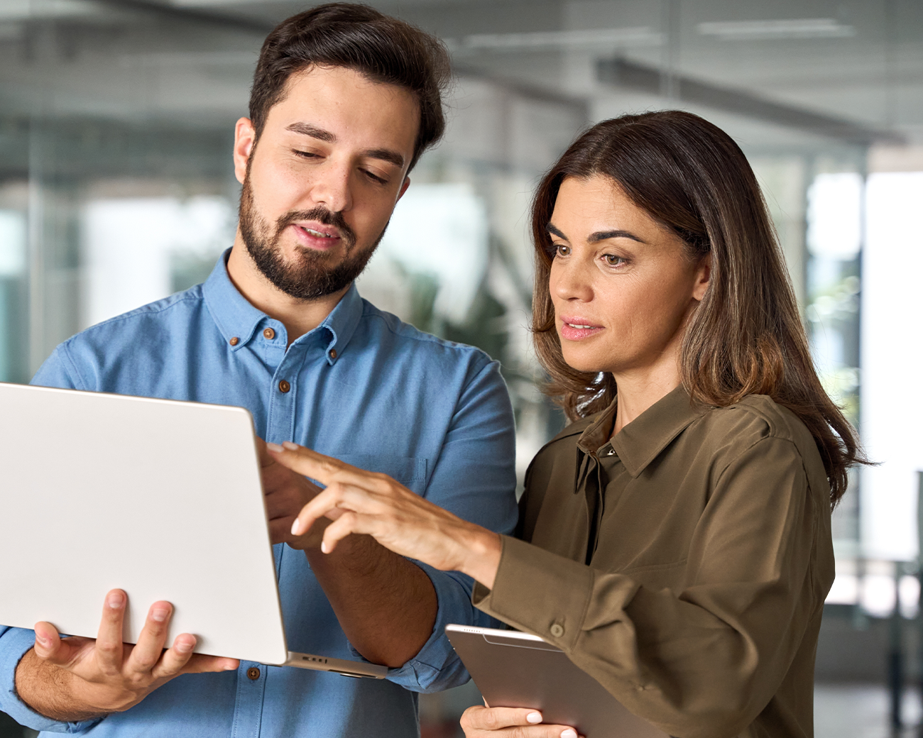 mannelijke en vrouwelijk collega bespreken wat ze op een laptop zien