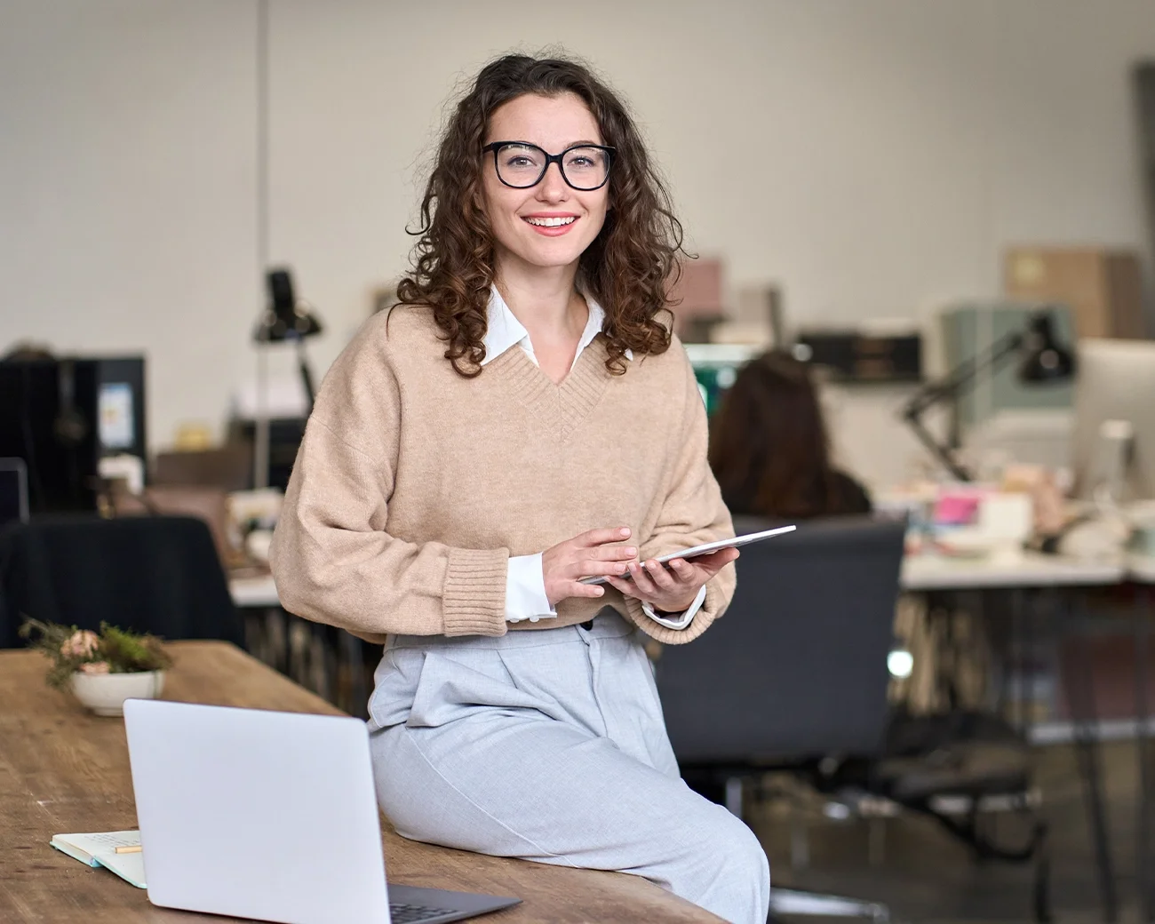 Vrouw met tablet in haar hand