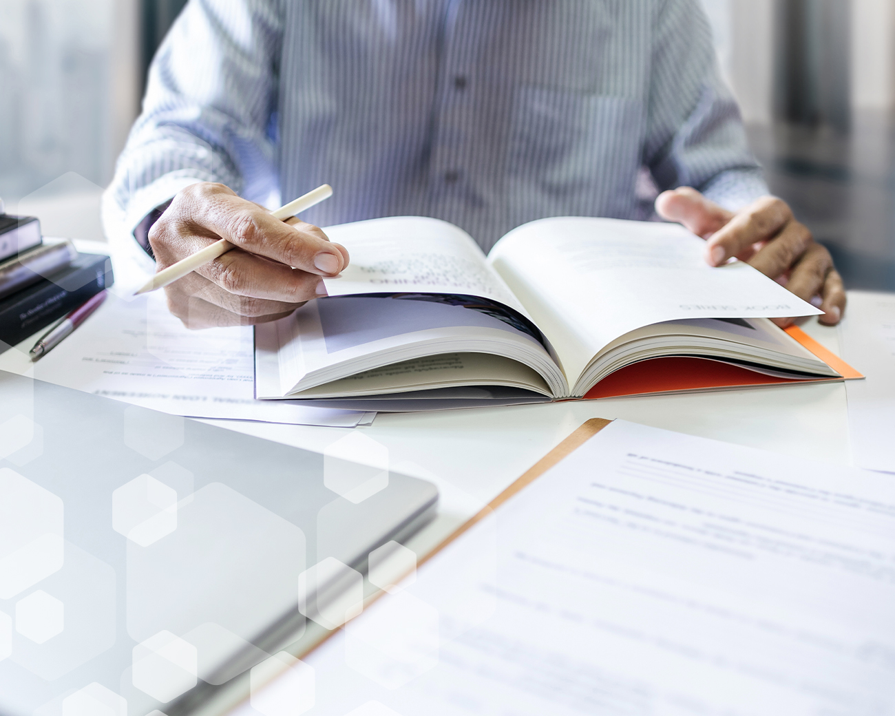 Salarisprofessional aan bureau neemt notities door