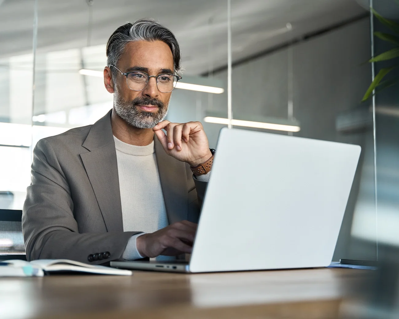 Man aan buro met laptop