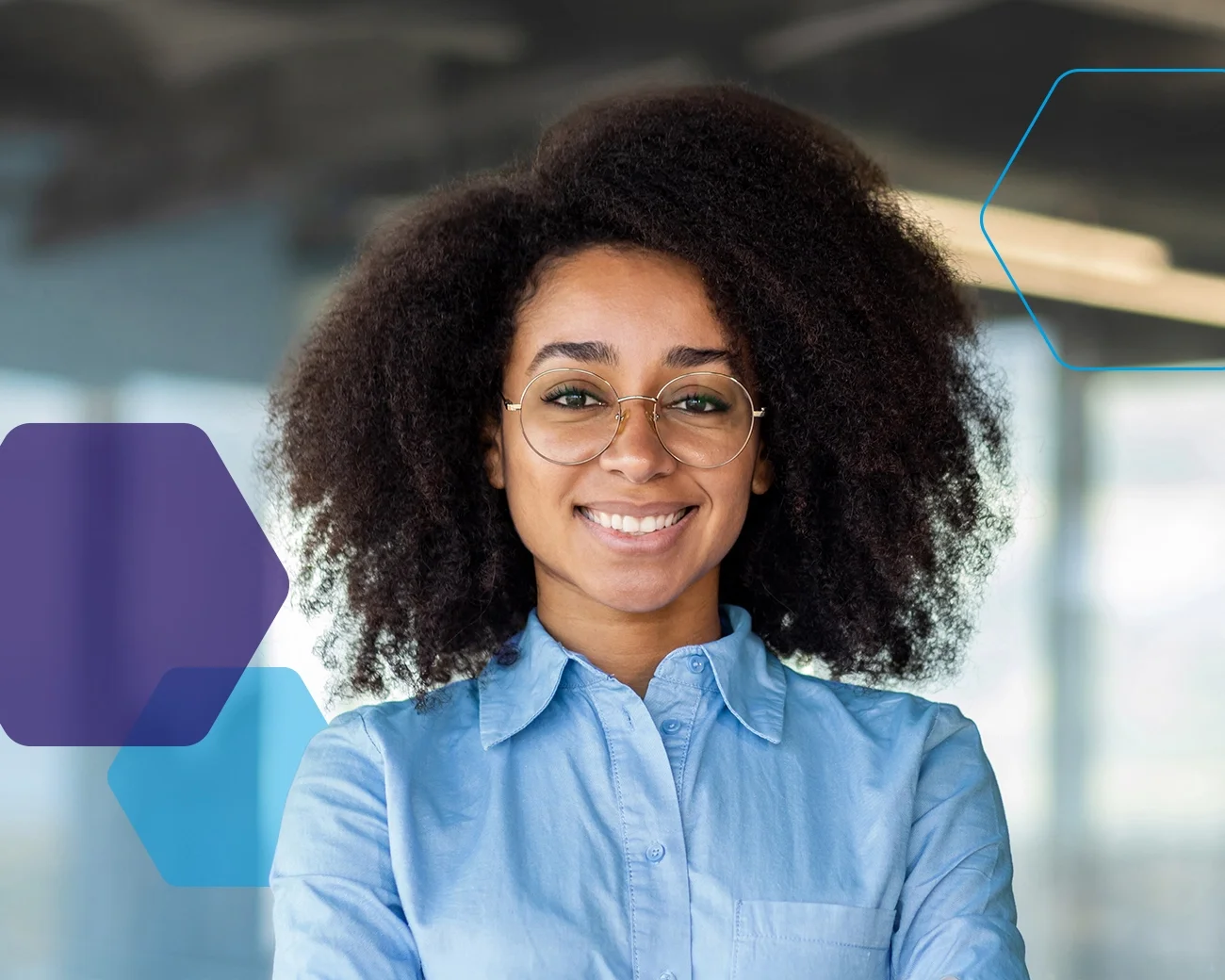 Salarisprofessional lacht in de camera