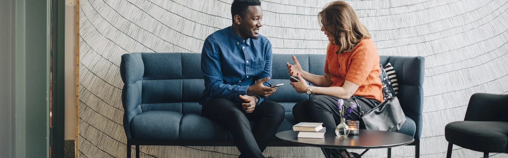 Twee personen overleggen op een bank