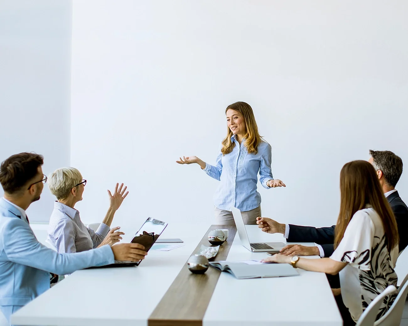 Integraal manager in gesprek met teamleden