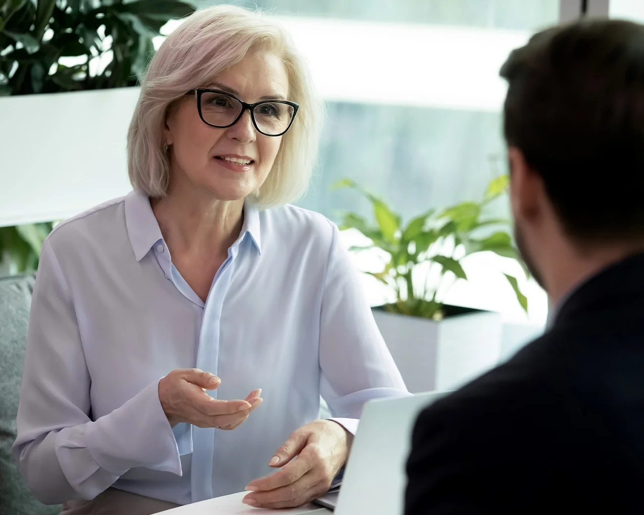 Coach luistert naar de coachee. 