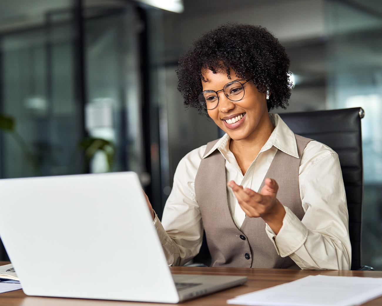 Vrouw in overleg achter de laptop