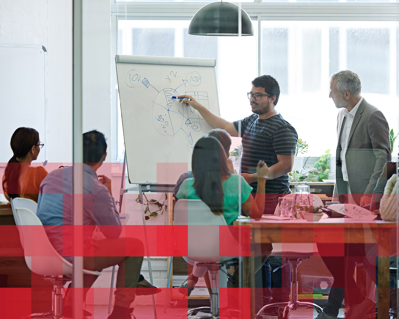 Personen in vergaderruimte