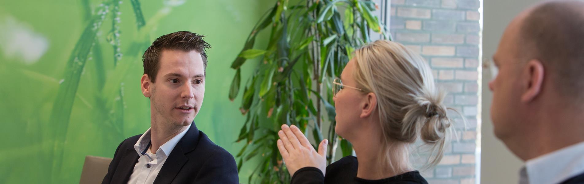 Twee studenten in gesprek met elkaar.