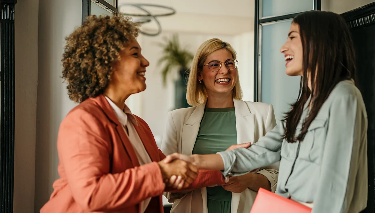Twee vrouwen schudden elkaar de hand