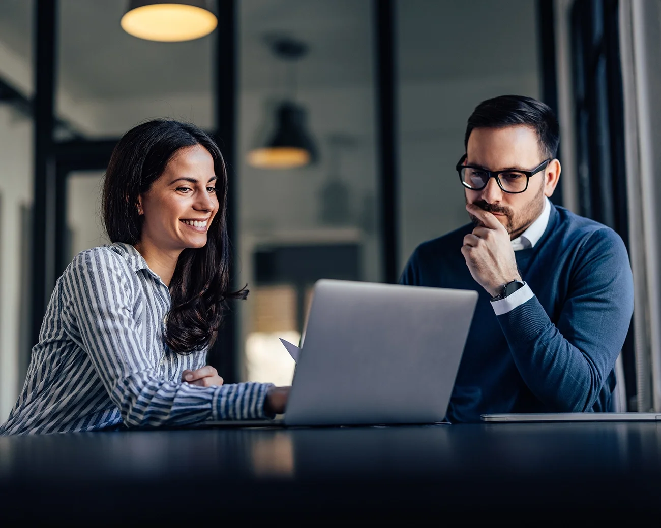 Zelfverzekerde vrouw op kantoor met plezier in haar werk. 