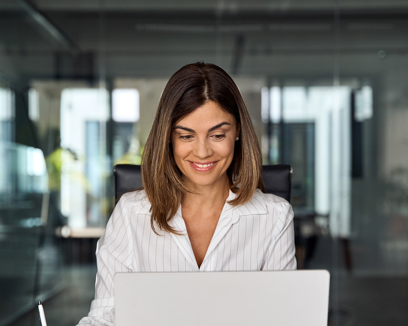 Professional zit op kantoor achter computer
