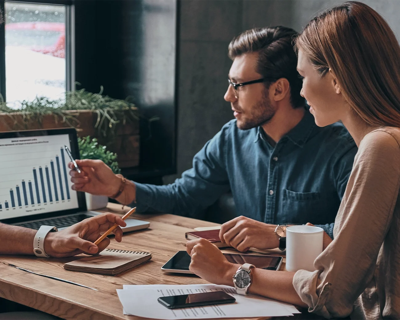 Man en vrouw bekijken statistieken