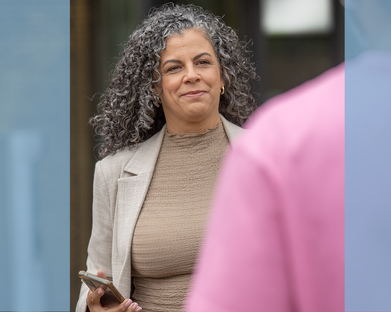 Glimlachende vrouw met persoon tegenover zich