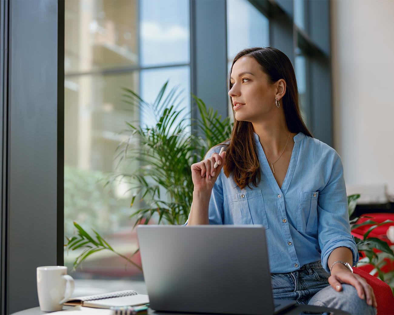 Vrouw werkt achter laptop 