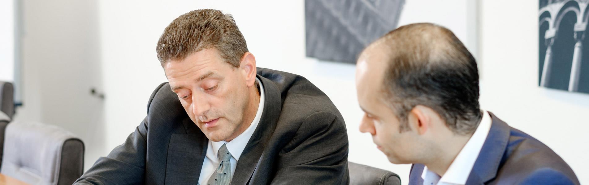 MVP-student Kenneth in gesprek met collega in zakelijke setting