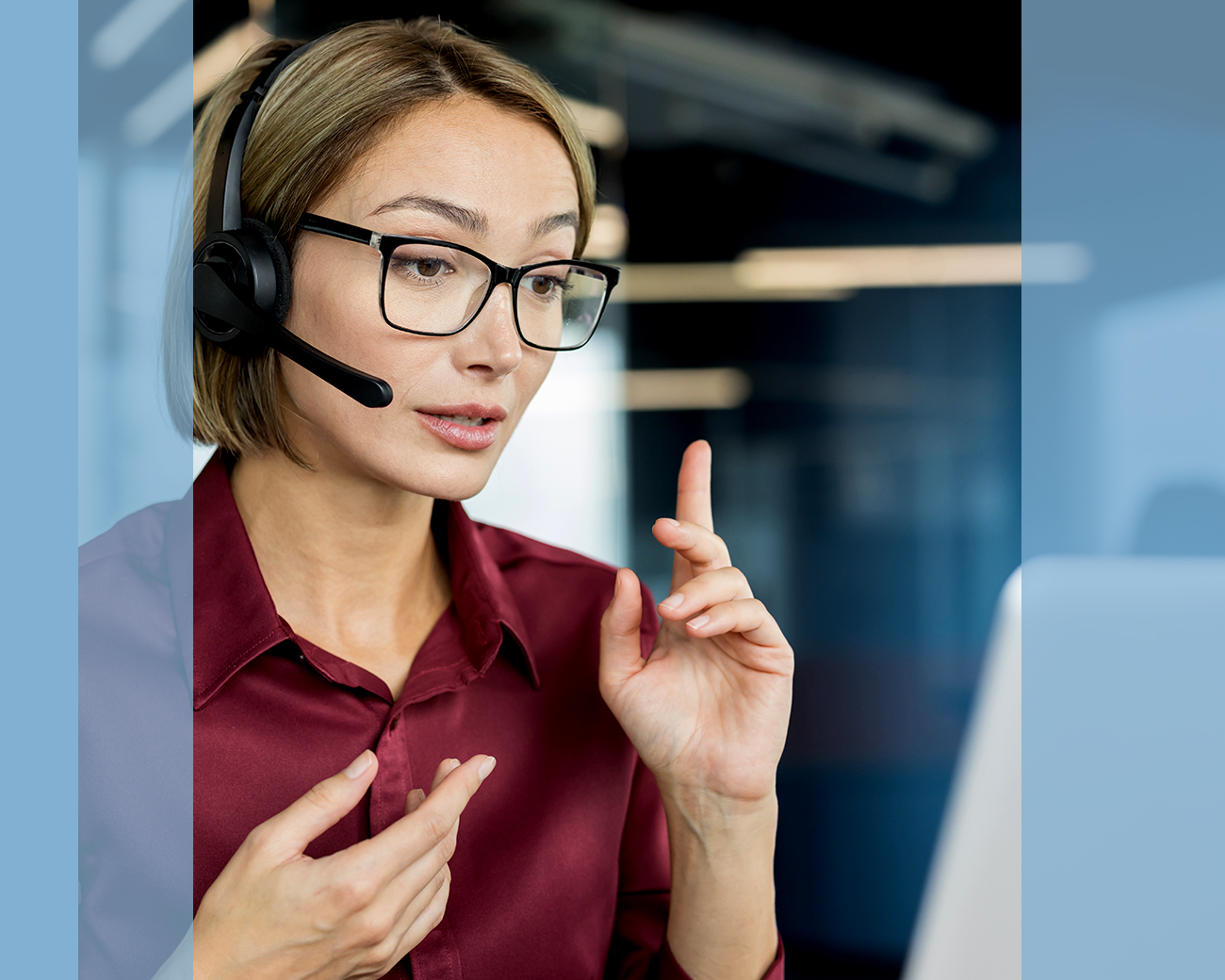 Supportprofessional beantwoordt telefoon op kantoor