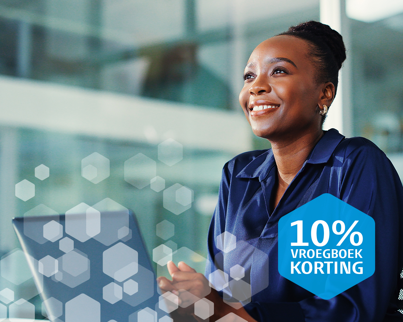 Lachende vrouw met blauwe blouse achter laptop, "10% vroegboekkorting" in blauw hexagon.