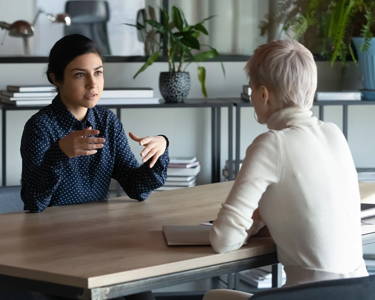 Manager en medewerker hebben een serieus gesprek aan een tafel