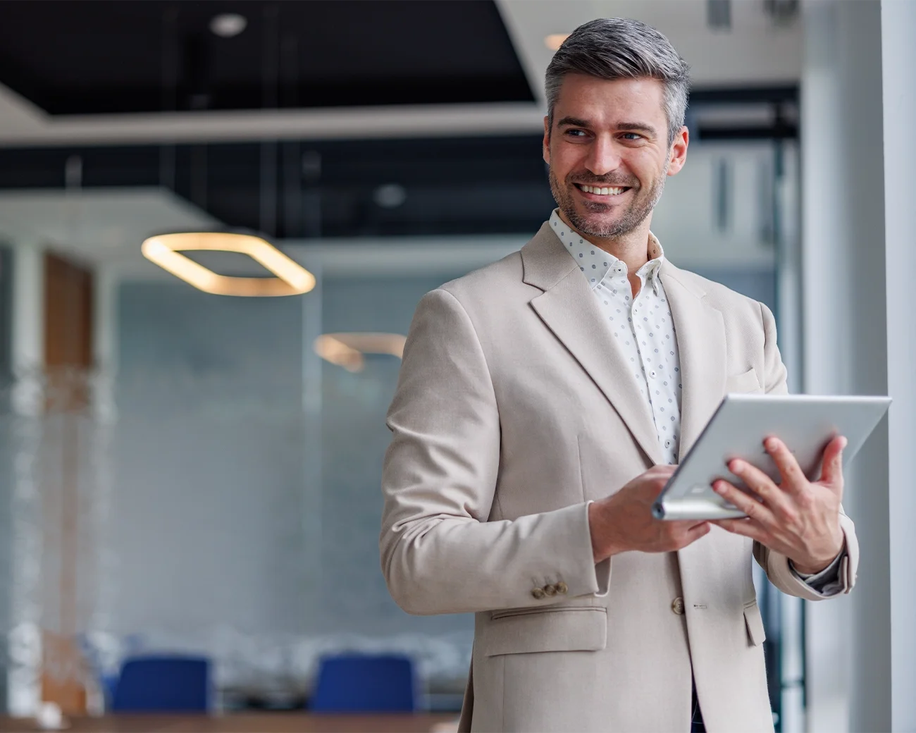 Middelbare professional met tablet in zijn hand