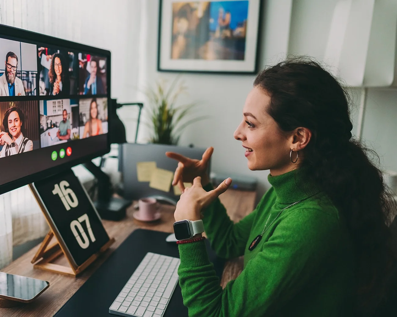 Vrouw in groene trui spreekt tijdens teammeeting