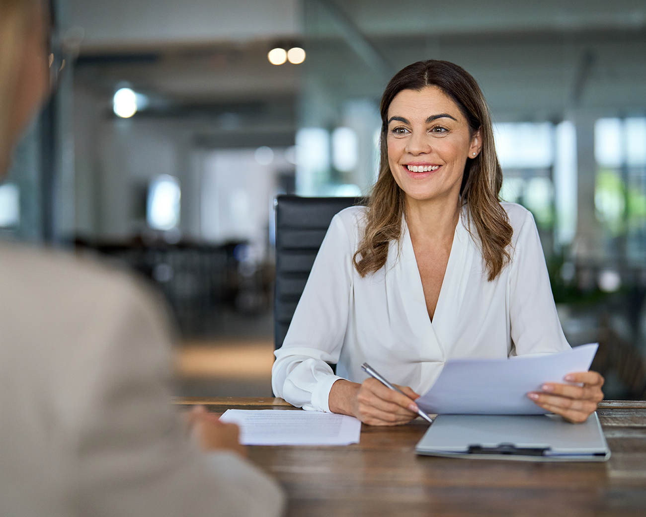 HR-professional heeft een gesprek op kantoor