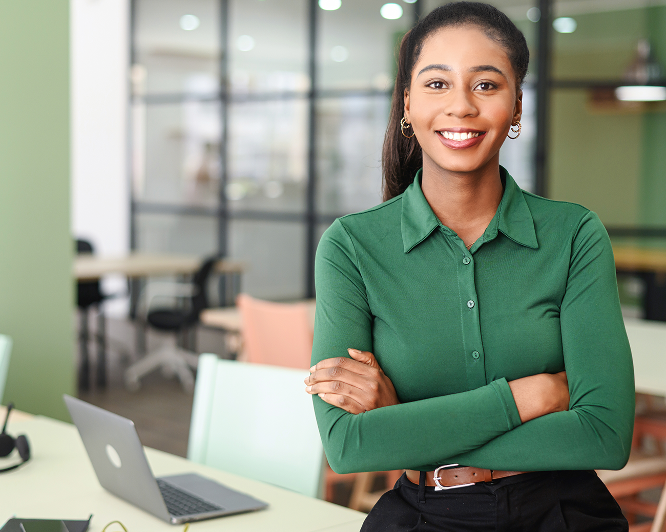 Vrouw met groene blouse in schone kantooromgeving