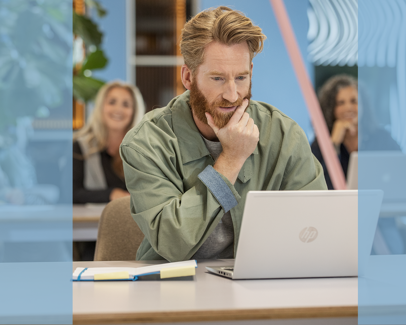 Mensen volgen lessen in klas