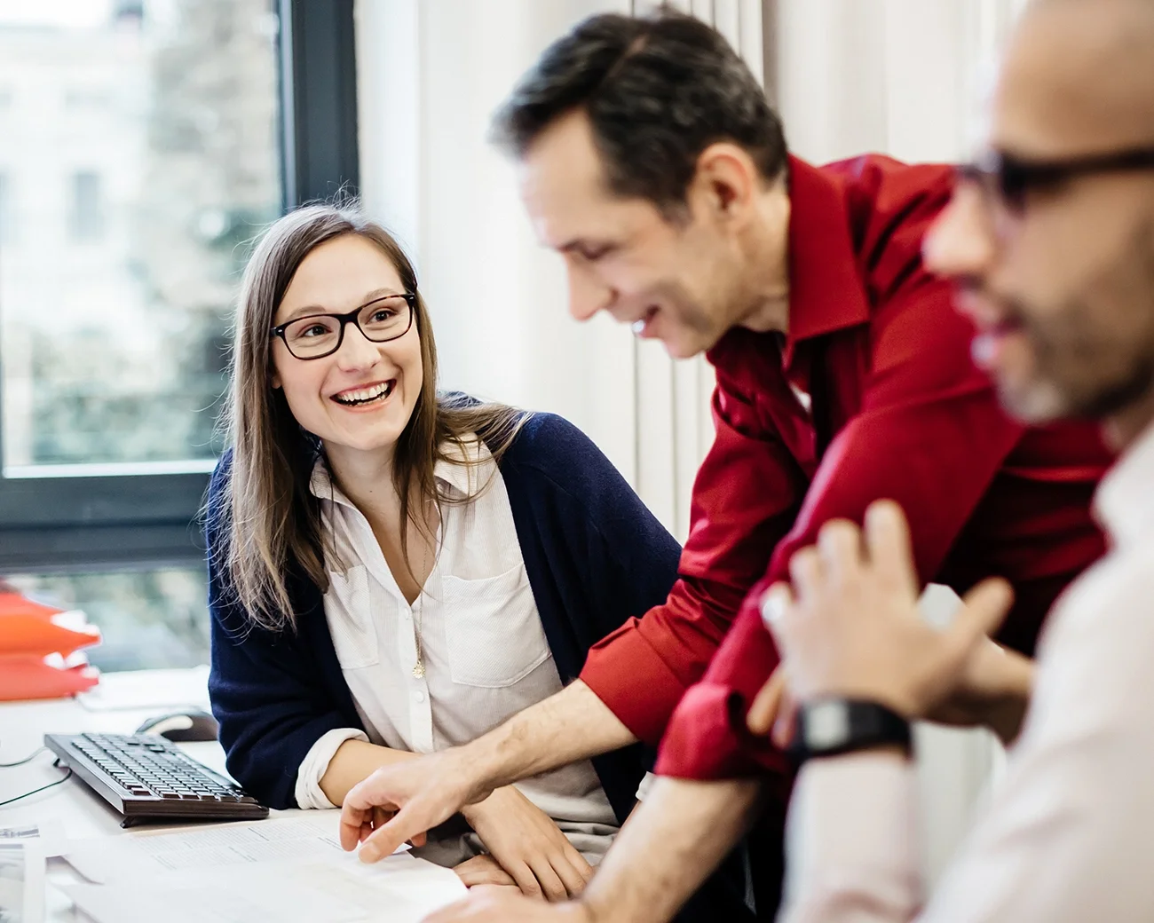 3 collega's in vrolijk gesprek