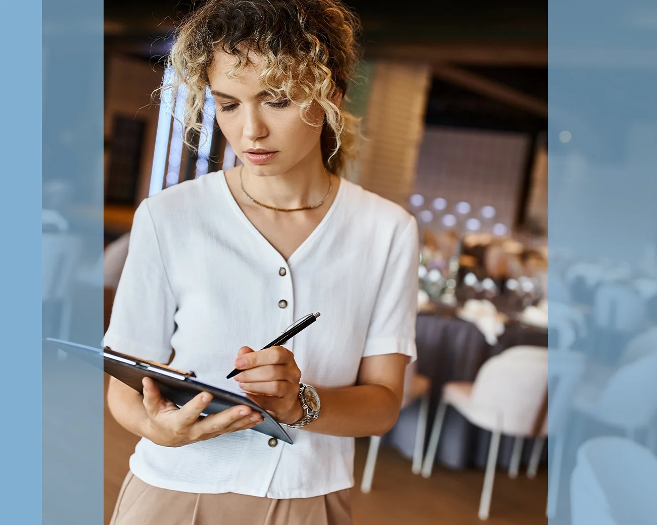 Supportprofessional staat op locatie met lijst