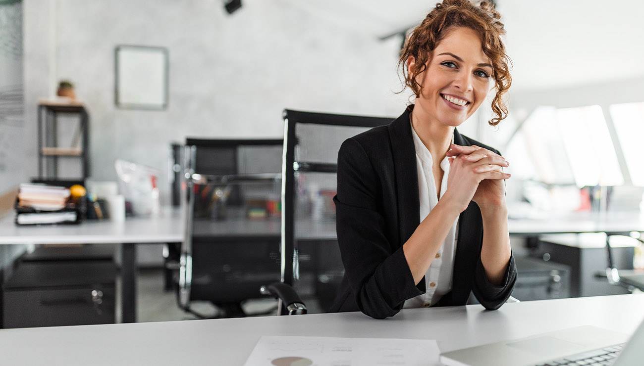 Een vrolijke management assistent