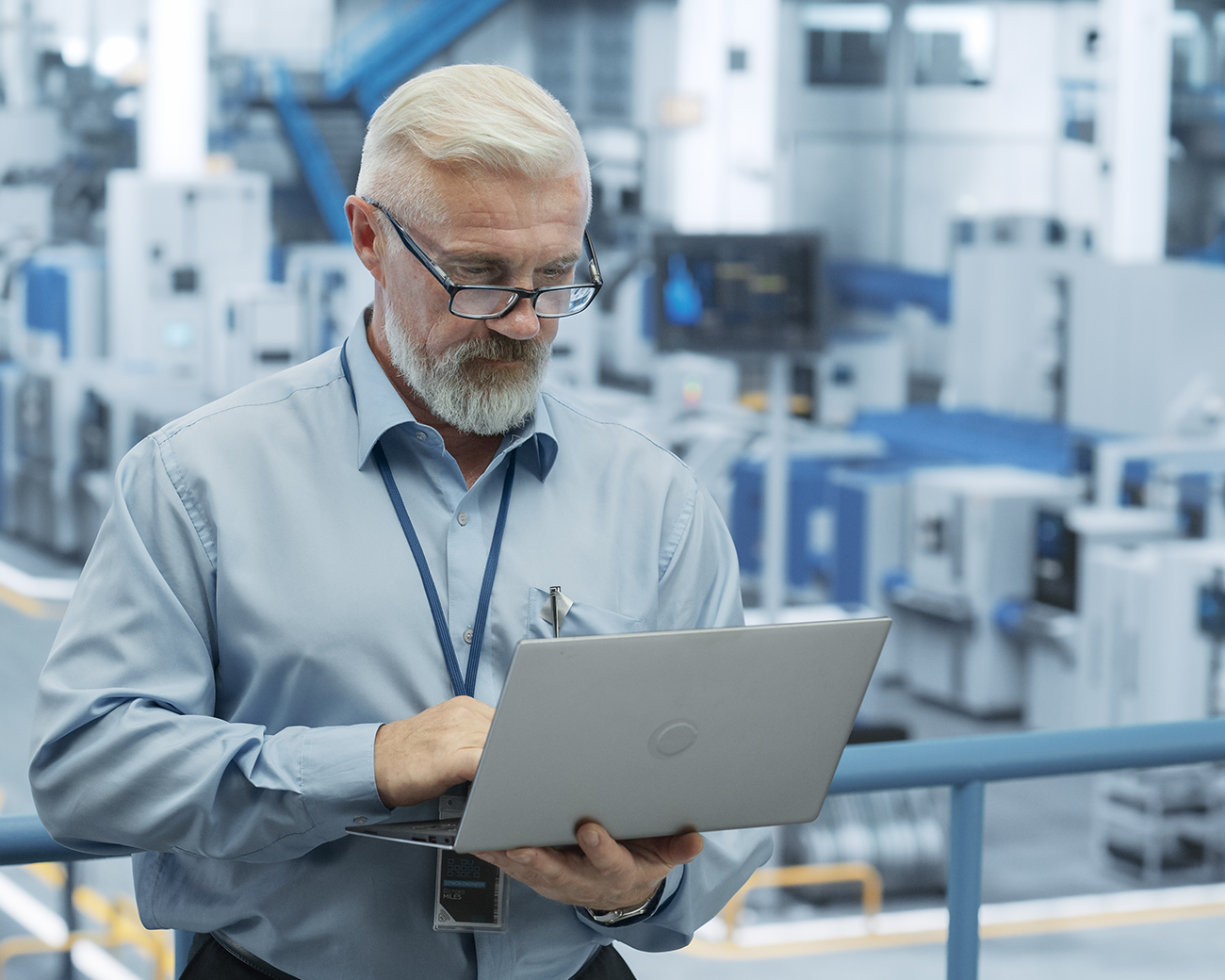 Facilitair manager bekijkt realtime AI-gegevens