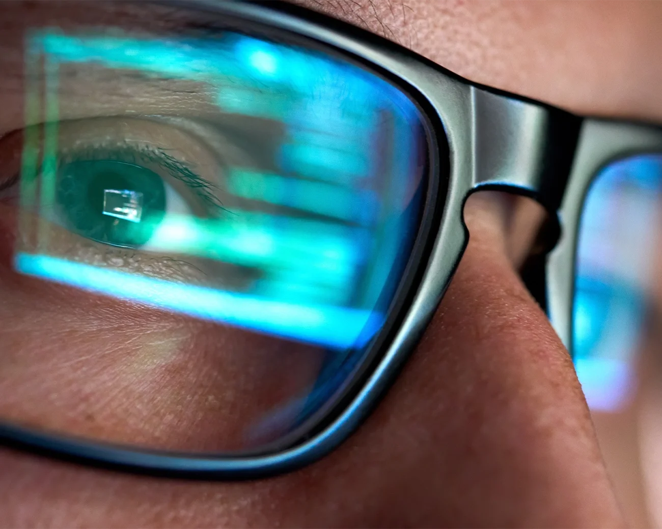 Functioneel beheerder werkt geconcentreerd met data