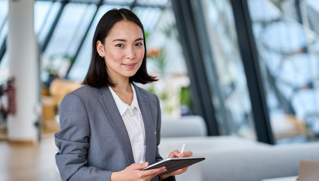 Een vrolijke management assistent