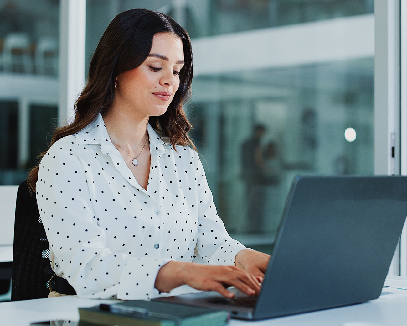 Vrouw typt achter laptop