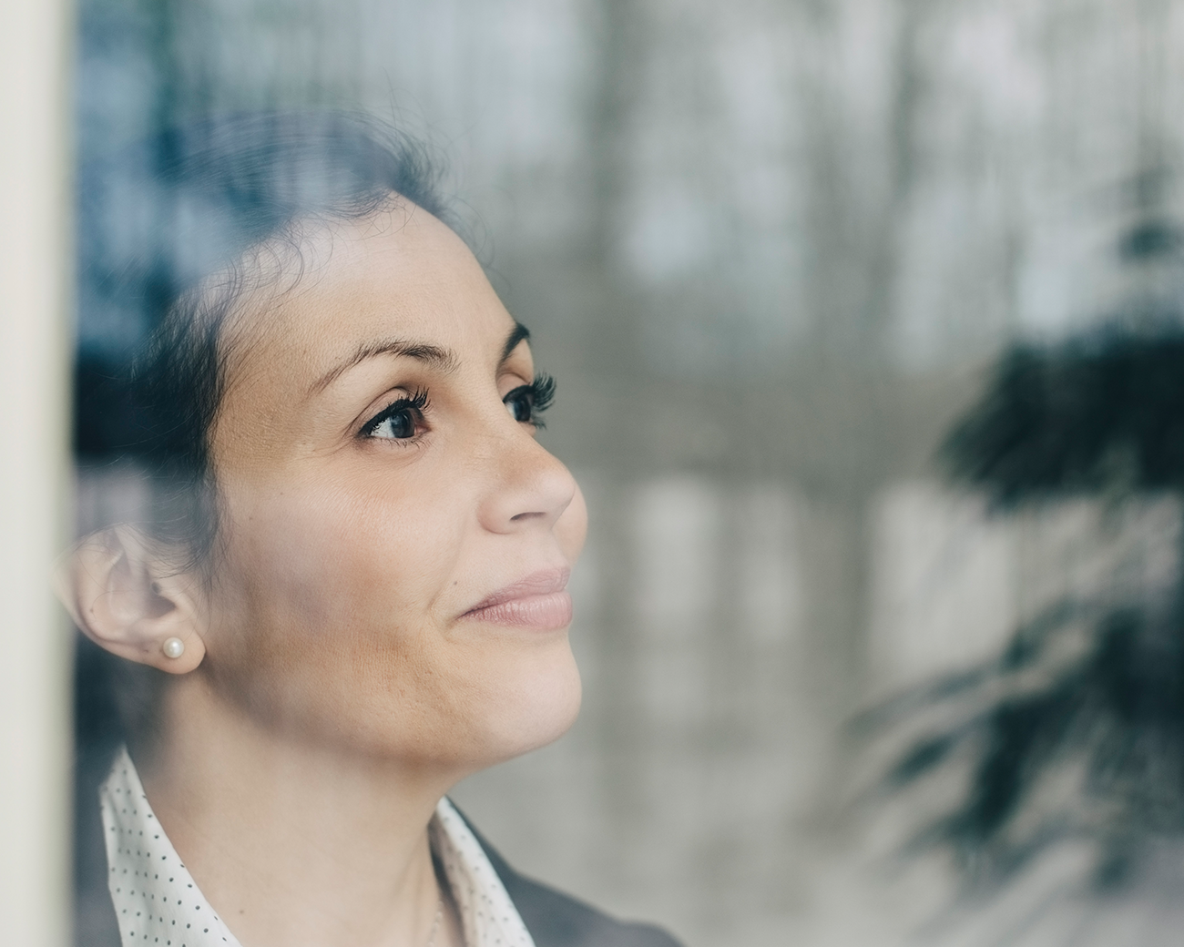 Leiderschap en verandering vrouw kijkt uit raam