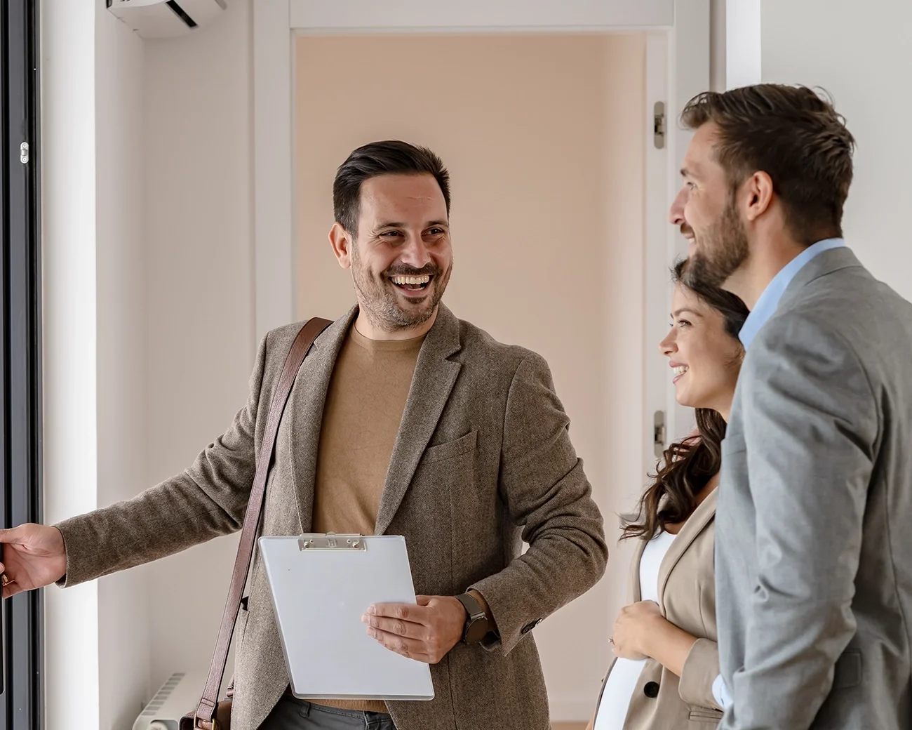 Lachende makelaar laat huis zien