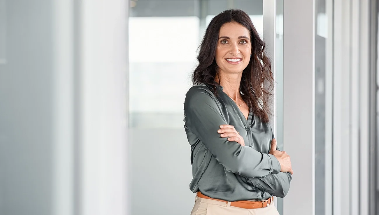 Professionele vrouw poseert met armen gekruist