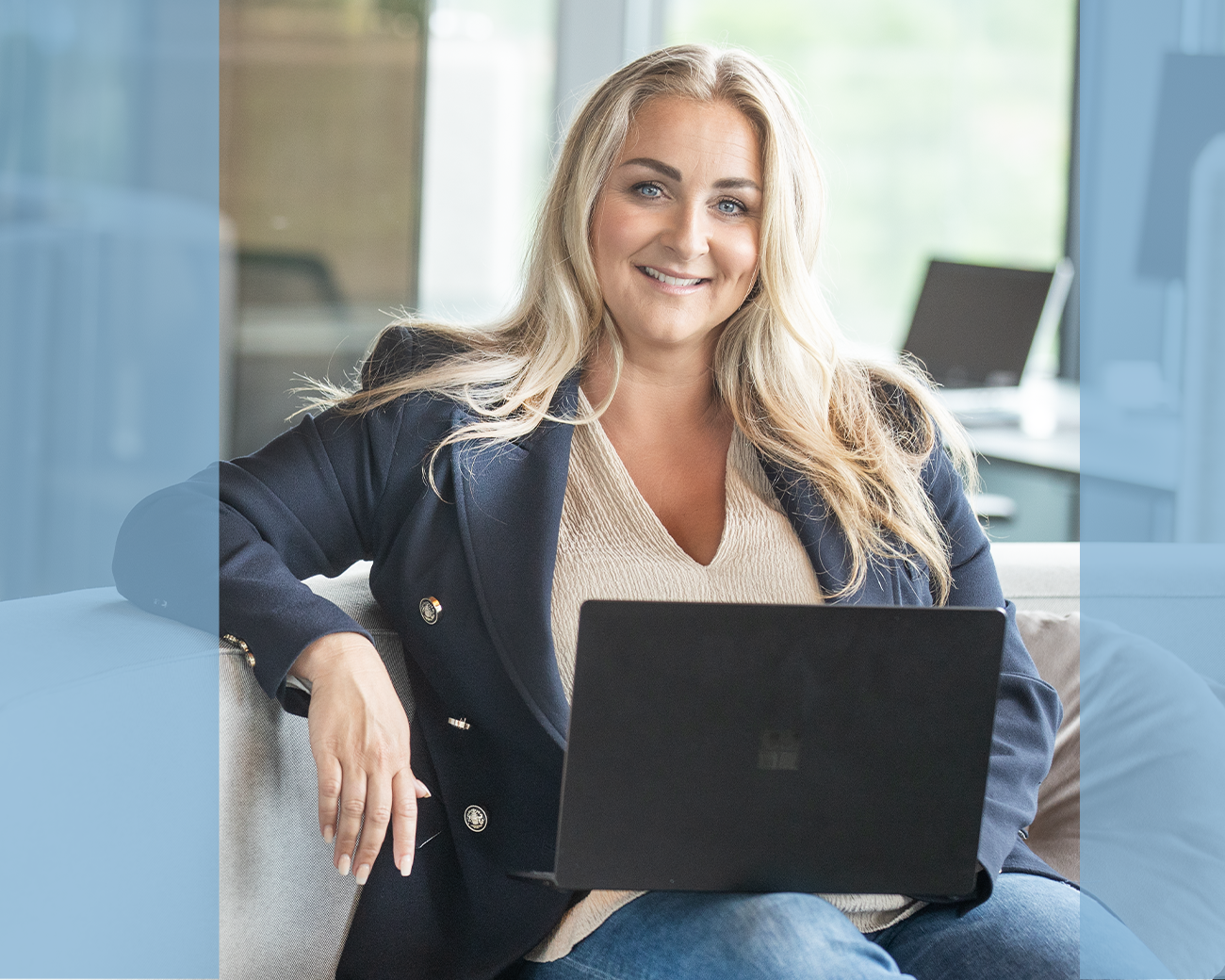 Supportprofessional met laptop op haar schoot