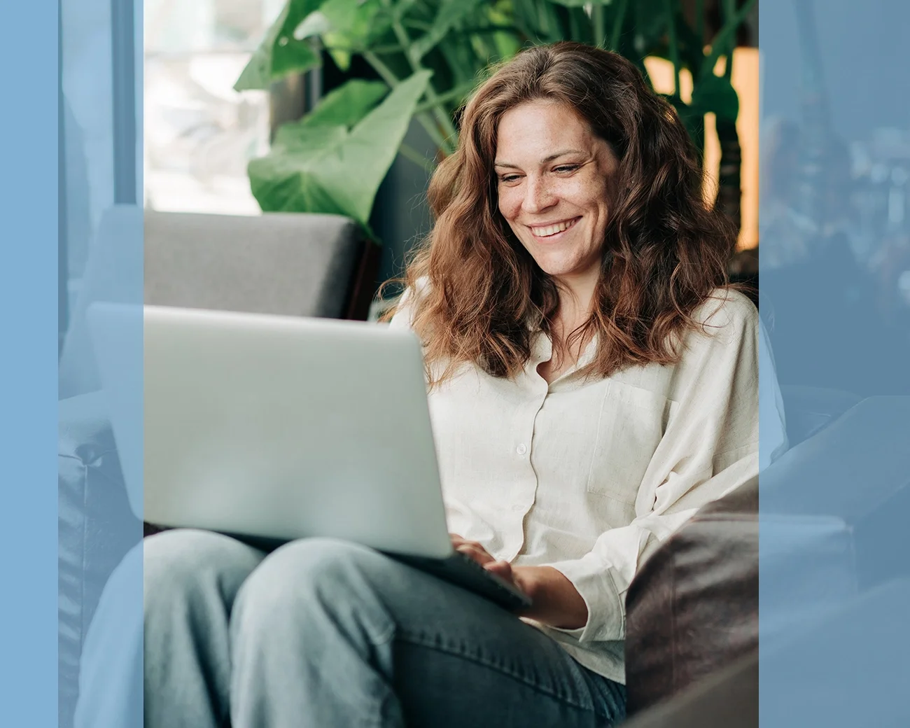 Lachende supportprofessional op laptop in kantooromgeving