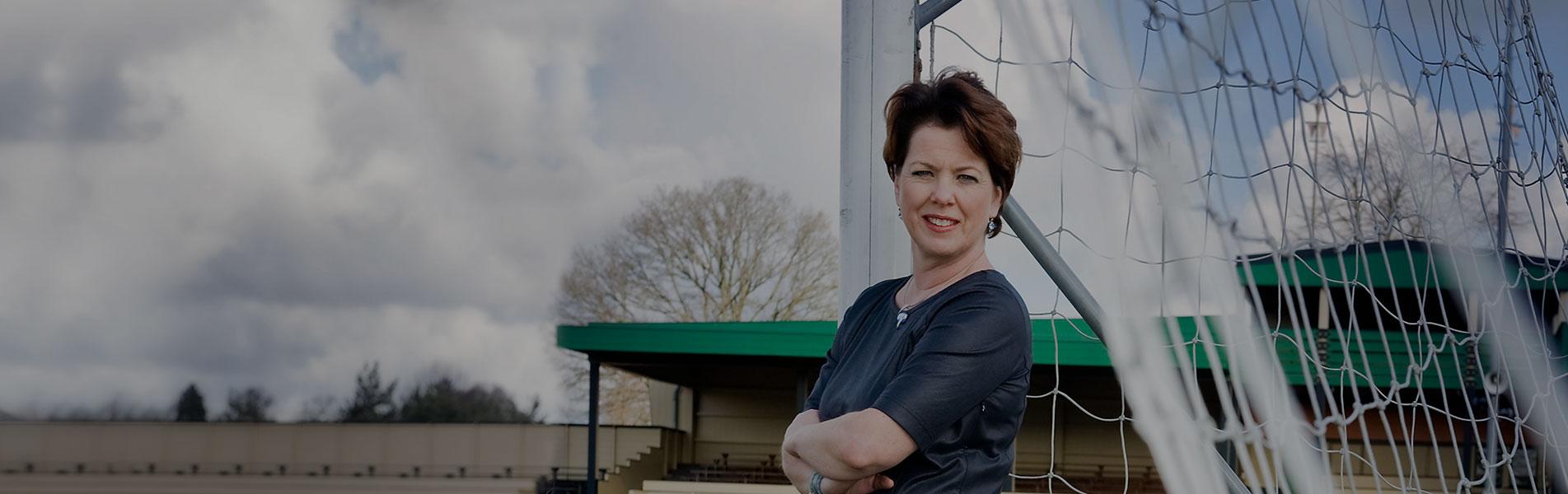 MVP-docent Belinda Kerkhove staat met gekruiste armen voor een voetbaldoel.