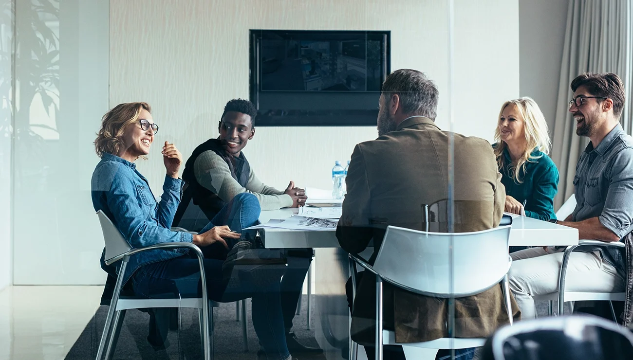 Groep diverse collega's in vergaderruimte