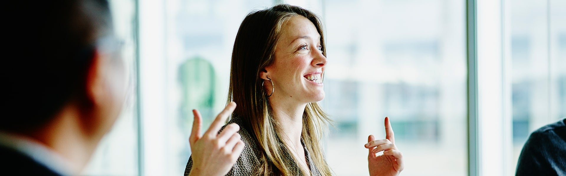 Vrouw glimlacht in een vergadering