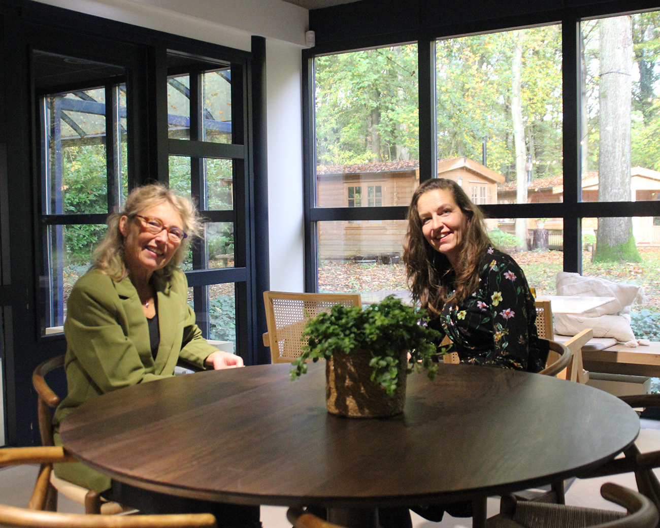Marianne van Velzen aan tafel voor de podcast