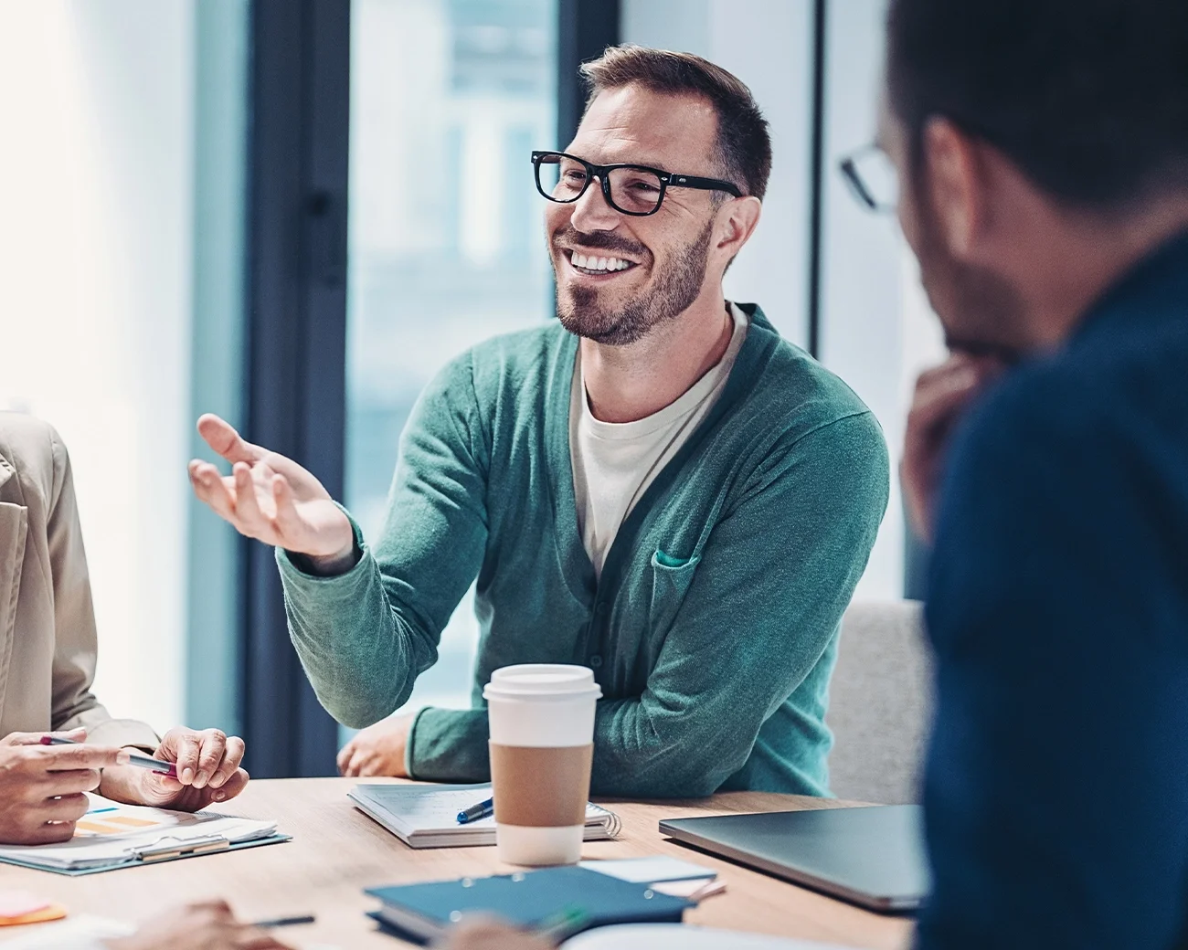 man met bril in overleg met collega