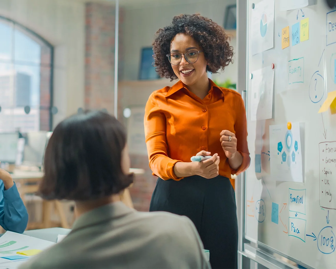 Vrouw aan het brainstormen met team